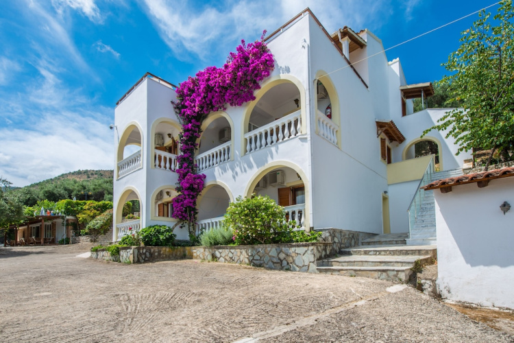 Dionysos Studios & Apartmets