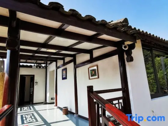 Xingyi Yinfeng Inn