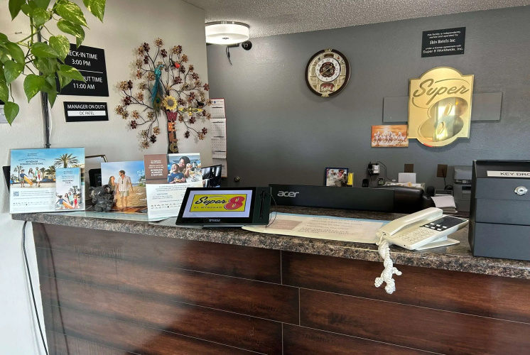Super 8 by Wyndham Perry IA