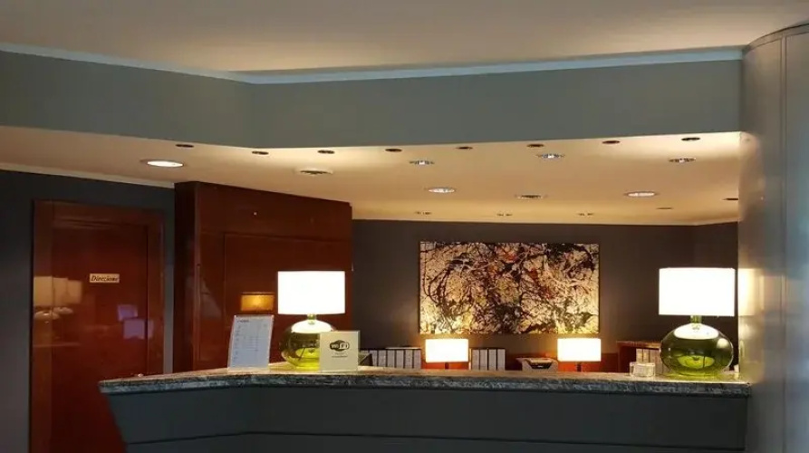 Nh Crystal Hotel