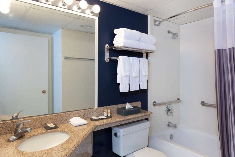 La Quinta Inn & Suites by Wyndham Secaucus Meadowlands photo 8