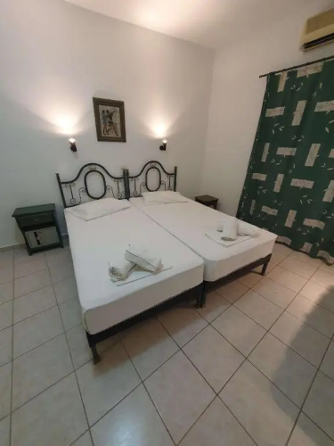 Pavlos Maria Studios Double blue room w 2 beds