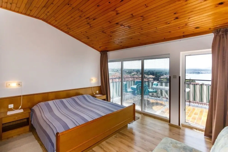 Apartment with balcony and with sea view