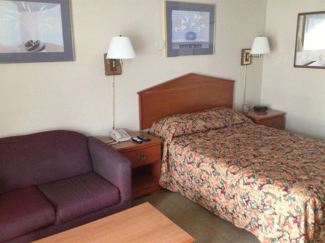 Woodridge Inn & Suites