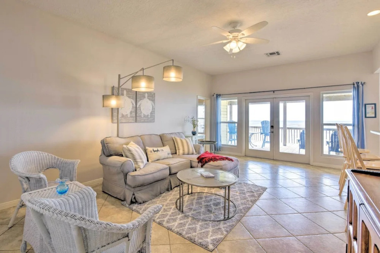Beachfront Getaway w/ Deck & Views in Galveston
