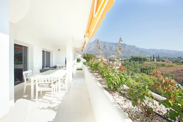 4 Bedrooms Apartment