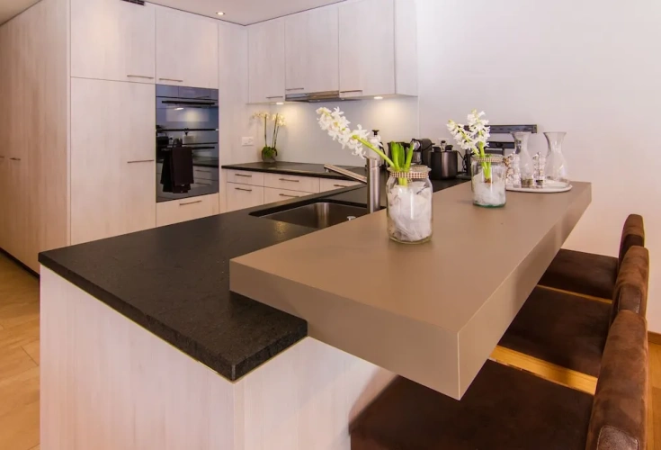 4 Bedrooms Apartment