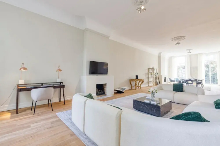 Luxurious 3-Bedroom 280sqm center