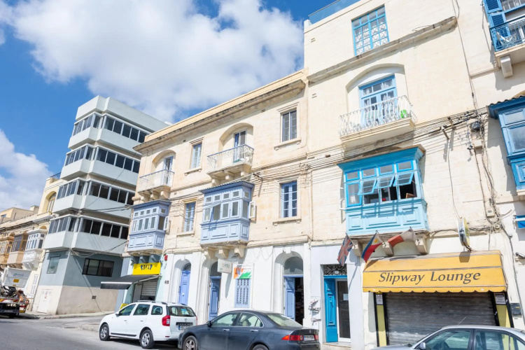 Seafront apartment between Valletta and Sliema