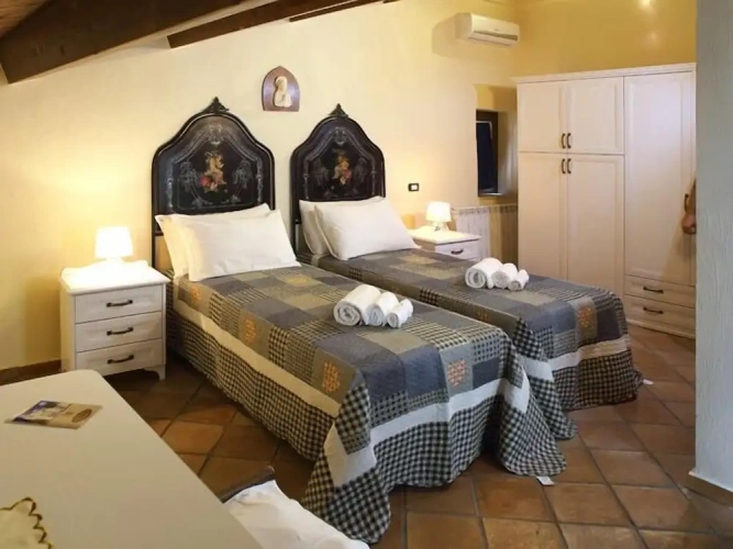 Standard Triple room