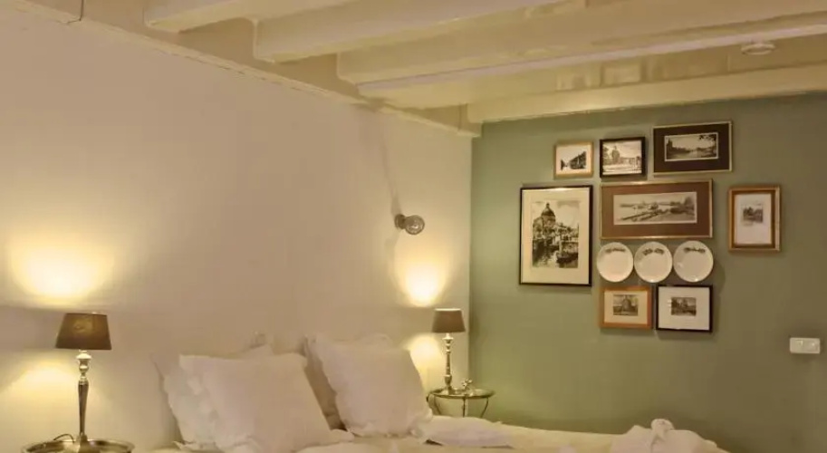 Bed & Kitchen