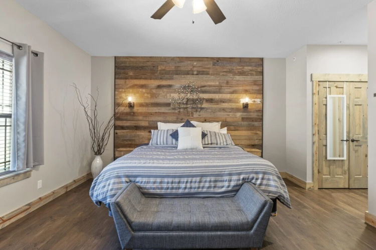 Lakefront Haven 9 Bedroom Home by RedAwning