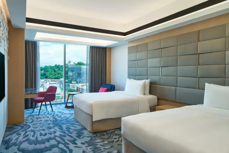 Standard Twin Club room with city view