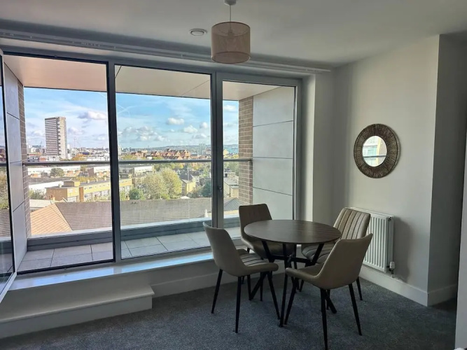 2 Bed Flat - Sleeps 4 - Balcony - Smoking
