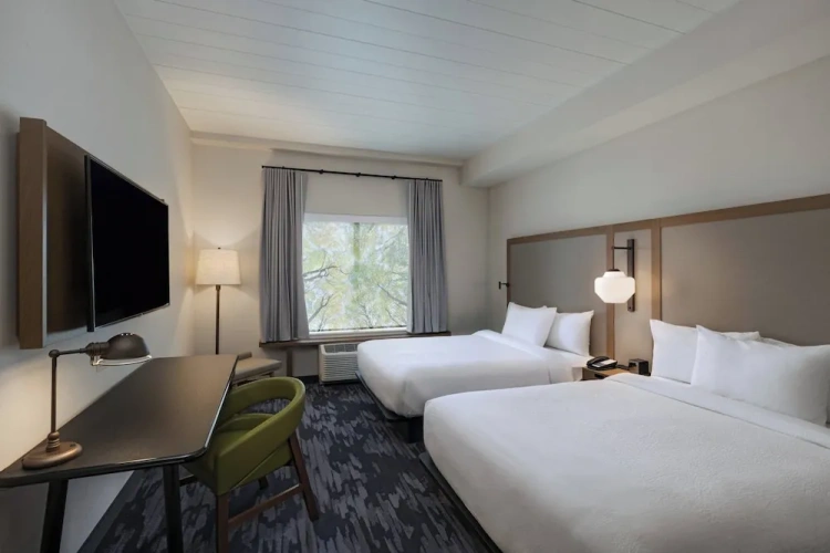 Standard Quadruple room with city view