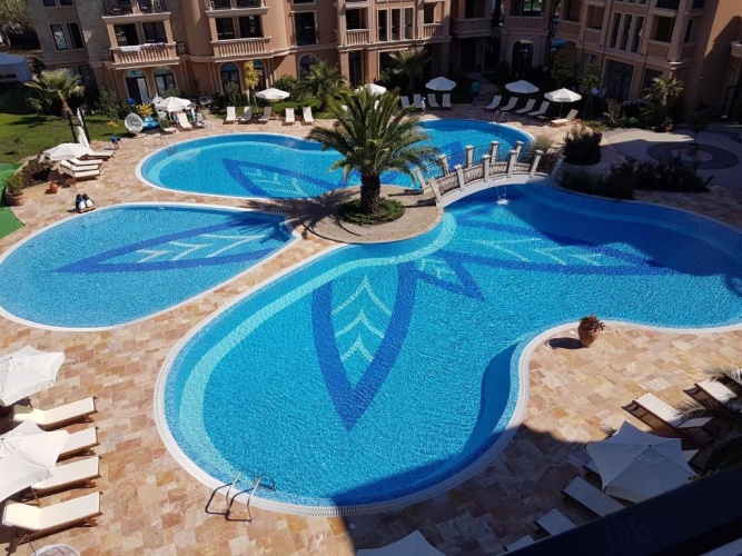 Apartment with pool view