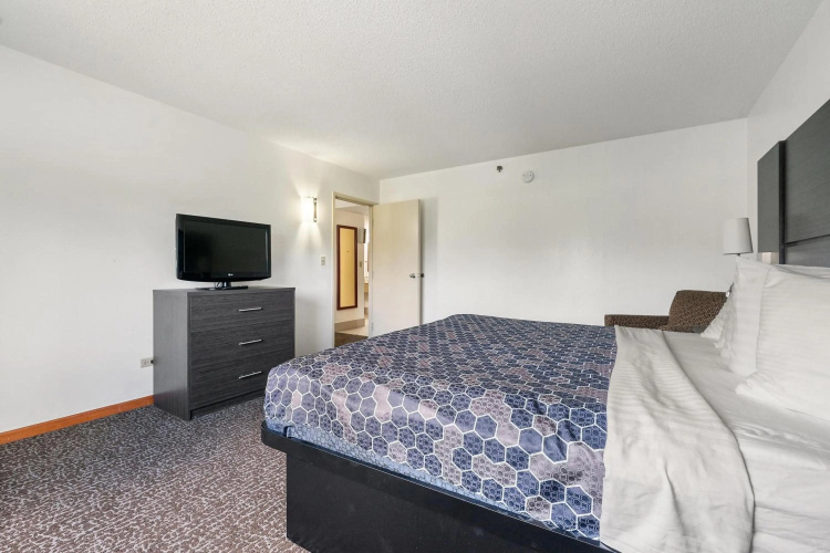 Chicago Club Inn & Suites