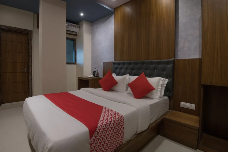 OYO 22070 West Inn Hotel
