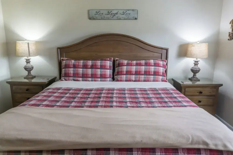 1 Mi to Dtwn Pigeon Forge! Mtn-view Gem w/ Balcony