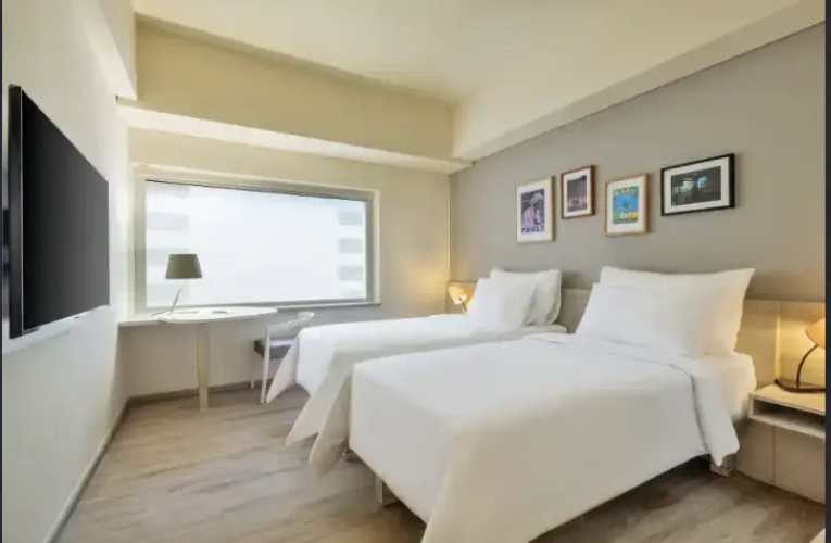 5 Bedrooms Twin Studio