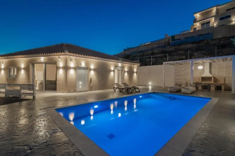 2 Bedrooms Villa