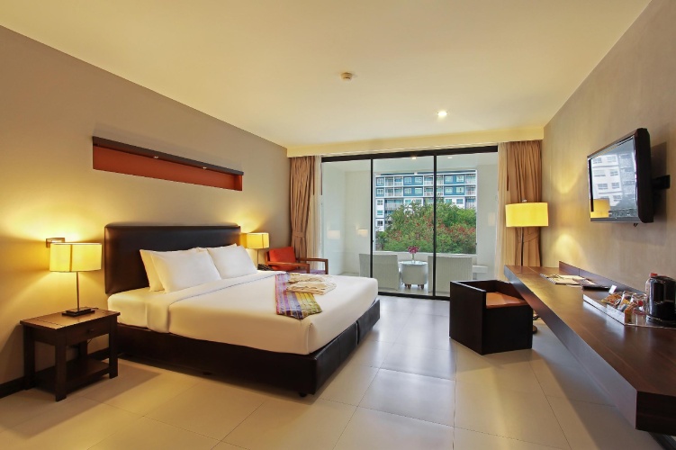 Deluxe room with pool view