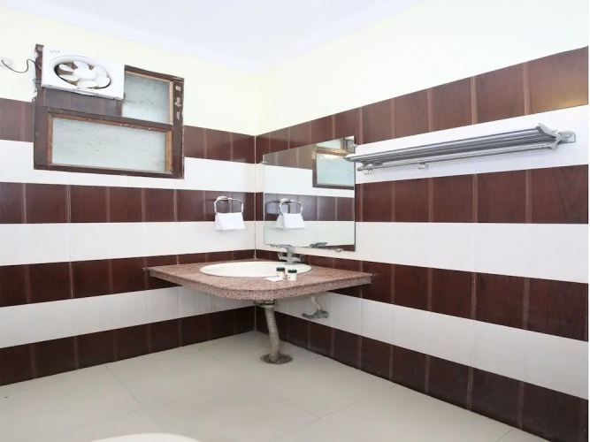 OYO 9243 Trumpets Hotel