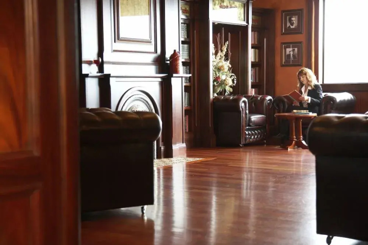 Irish Cottage Inn & Suites