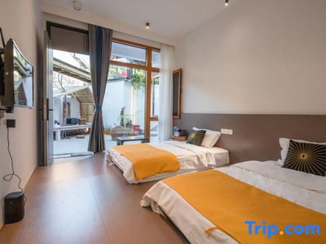 Standard Twin room with river view