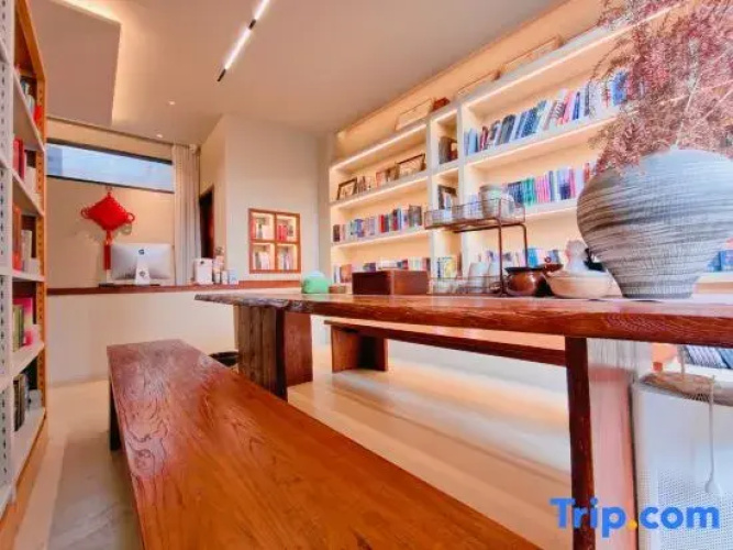 Maying Bookstore Homestay