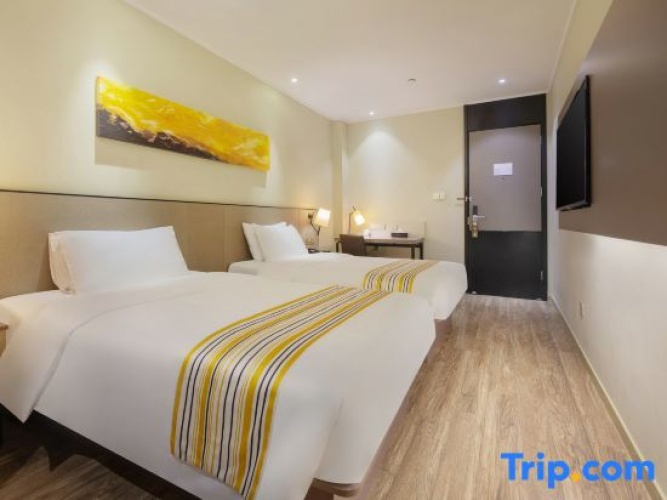 Standard Double room with street view