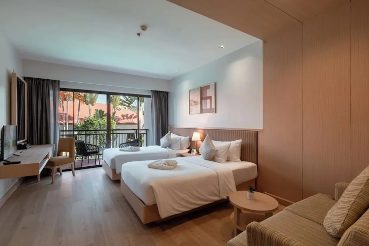Deluxe Twin room with pool view