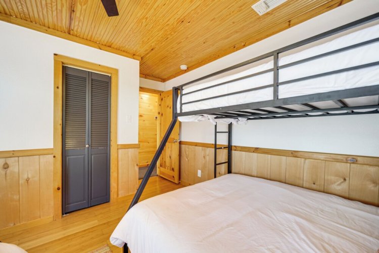 5 Mi to Dtwn Dripping Springs: Cabin w/ Jacuzzi!