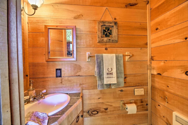 9 Mi to Sugar Mountain: Stunning Cabin w/ Views