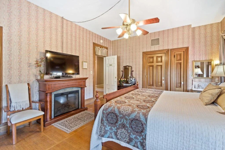Lovelace Manor Bed & Breakfast