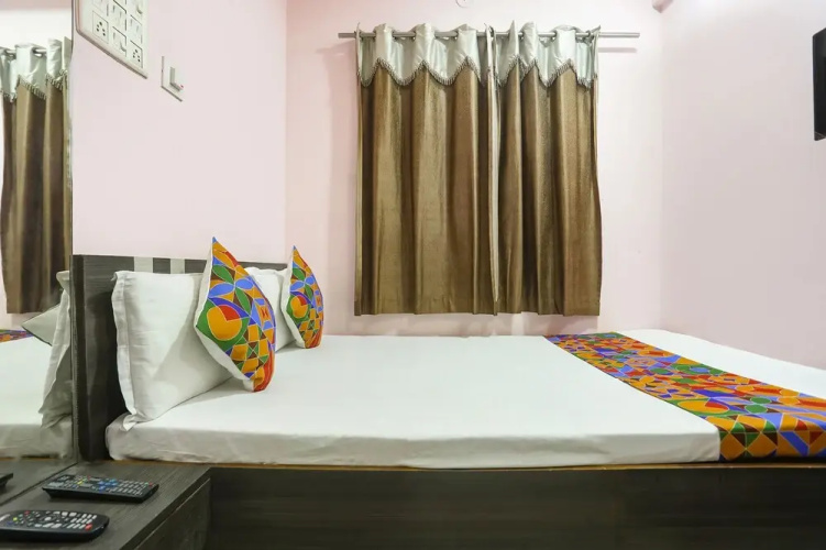 Fabhotel Tara Deluxe