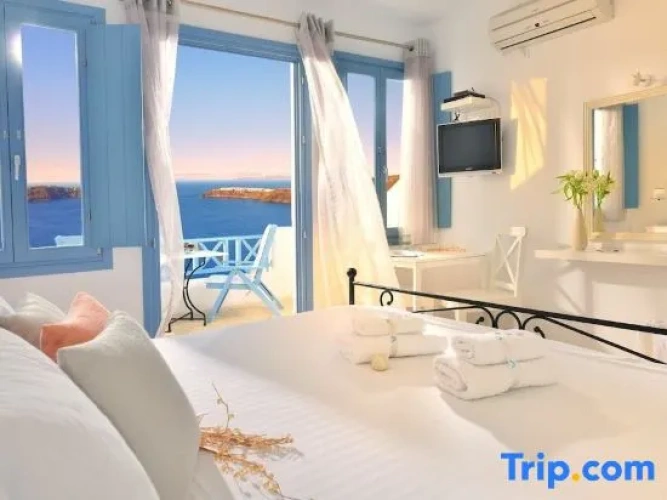 Classic Double room with balcony and with mountain view