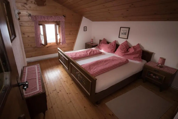 4 Bedrooms Cottage