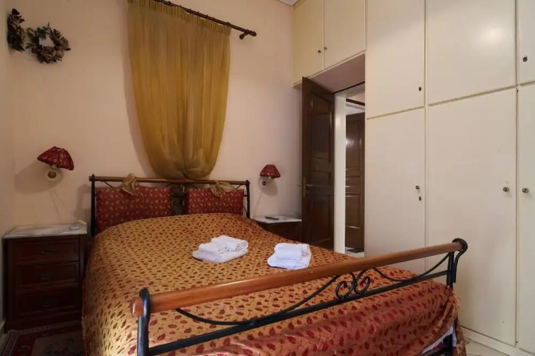 Spacious Central Apartment w h Free Parking Spaces