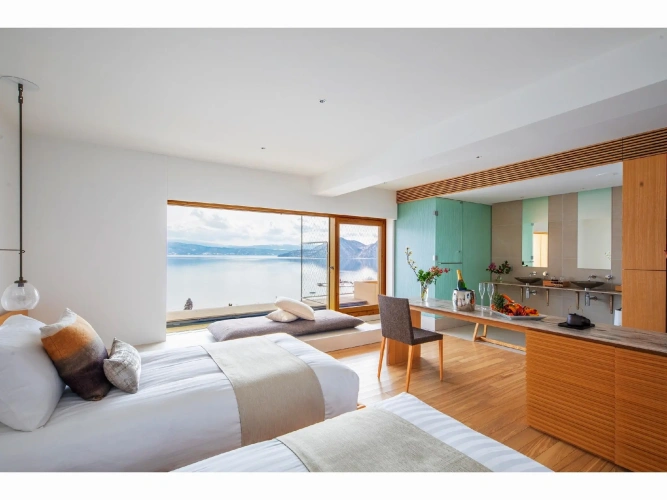 Standard Twin room with lake view