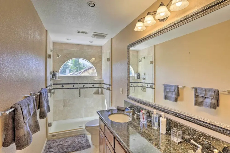Redding Getaway w/ Hot Tub & Outdoor Kitchen!
