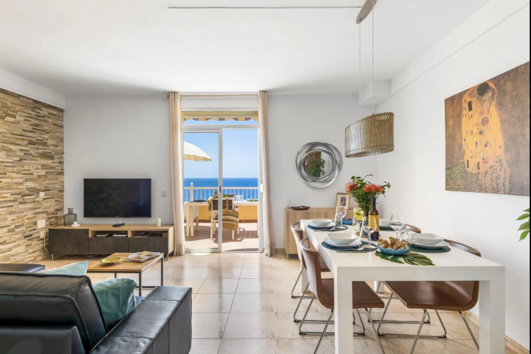 Beachfront triplex with swimming pool parking