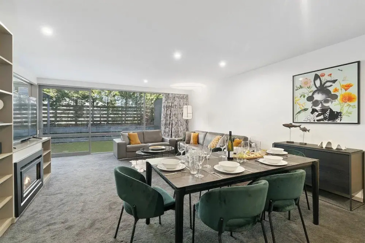 Central Location - Contemporary 2 Bedroom Aptm