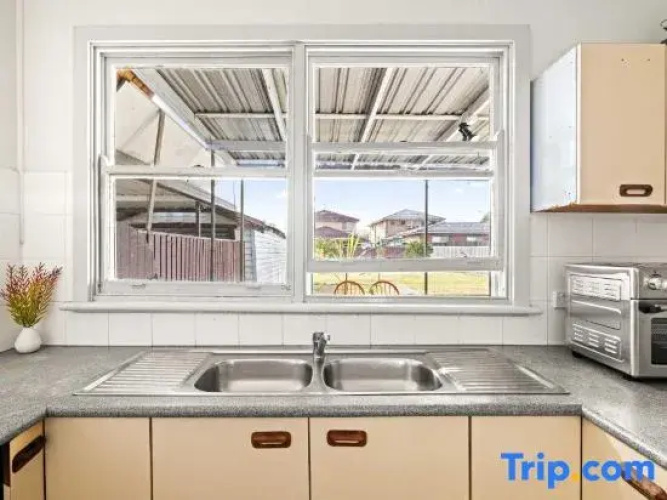 Convenient Room – Walk to Train & Shops