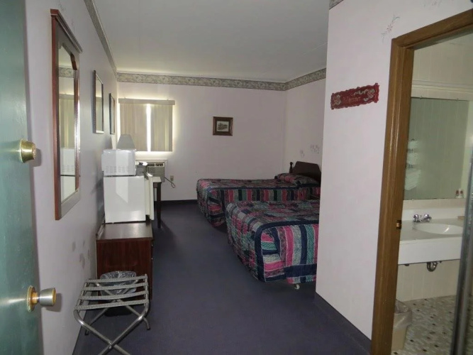 Bluffs Inn & Suites
