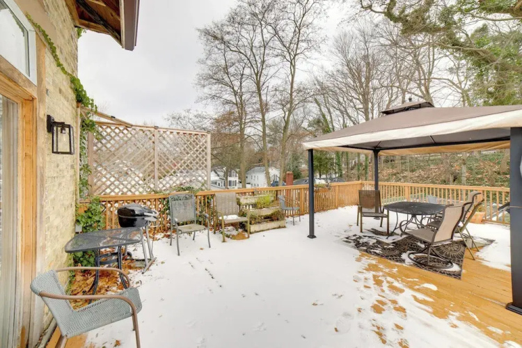 Charming Saugatuck Condo w/ Private Deck + Grill!