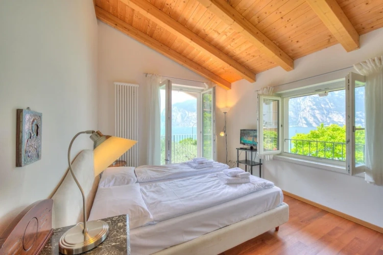 Family Villa with balcony and with lake view