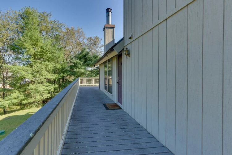 West Virginia Home W/ Deck On Golf Course - Berkeley Springs, WV