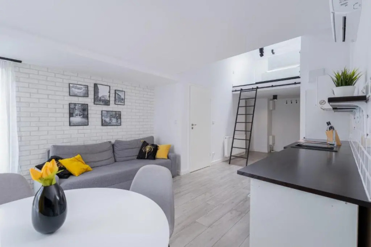 Aron Residence
