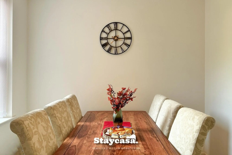 Stunning Design 3 Bedroom House Street Parking
